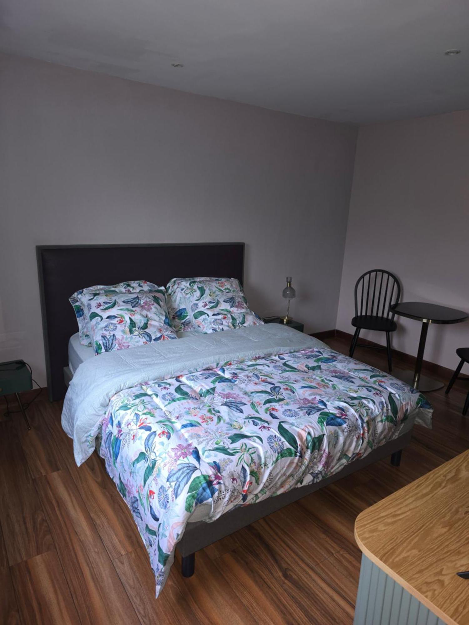 Les Balcons Du Cap Bed & Breakfast เอสกาลส์ ภายนอก รูปภาพ
