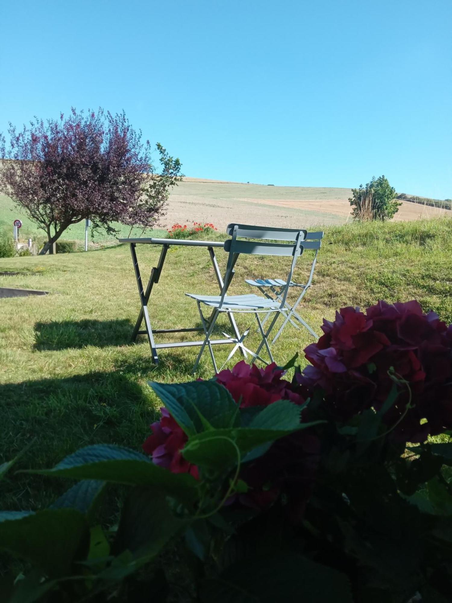 Les Balcons Du Cap Bed & Breakfast เอสกาลส์ ภายนอก รูปภาพ